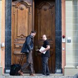 Le journaliste du Matin Dimanche accusé d'avoir dévoilé des extraits d'un rapport d'une commission parlementaire deux jours avant sa parution officielle a été acquitté jeudi. Ici avec son avocat devant le tribunal de Sion.